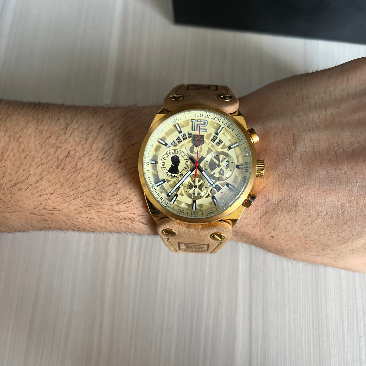 TAG HEUER JOHN WALKER DOURADO COURO 45MM