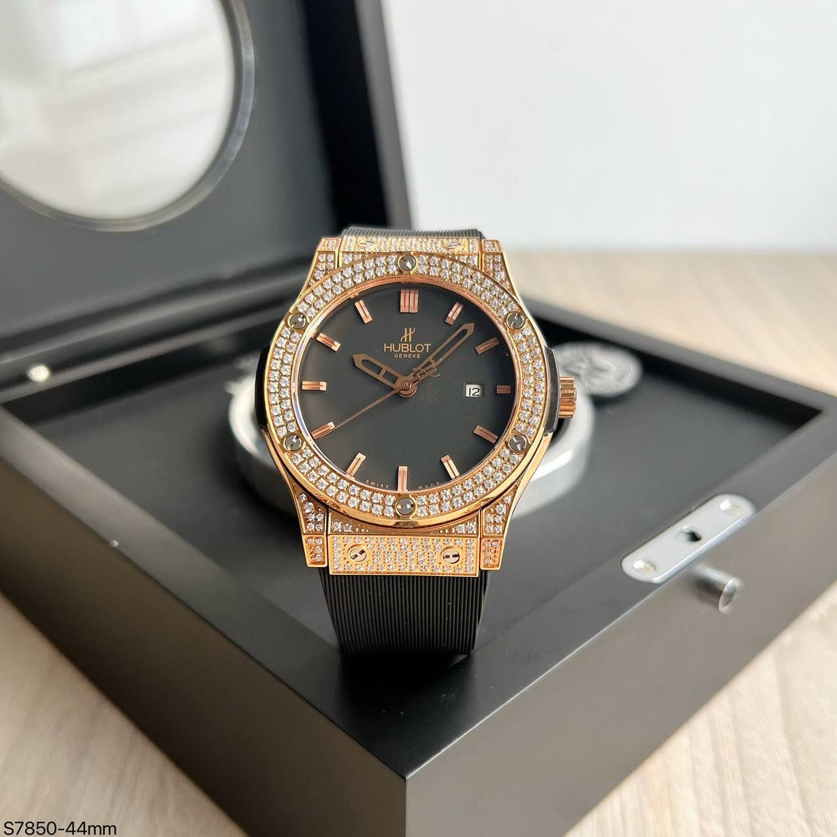 HUBLOT CLASSIC FUSION ROSE BRILHANTES AUTOMÁTICO 44MM
