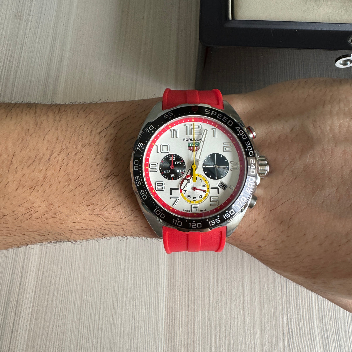TAG HEUER F1 FORMULA 1 PRATA VERMELHO 43MM