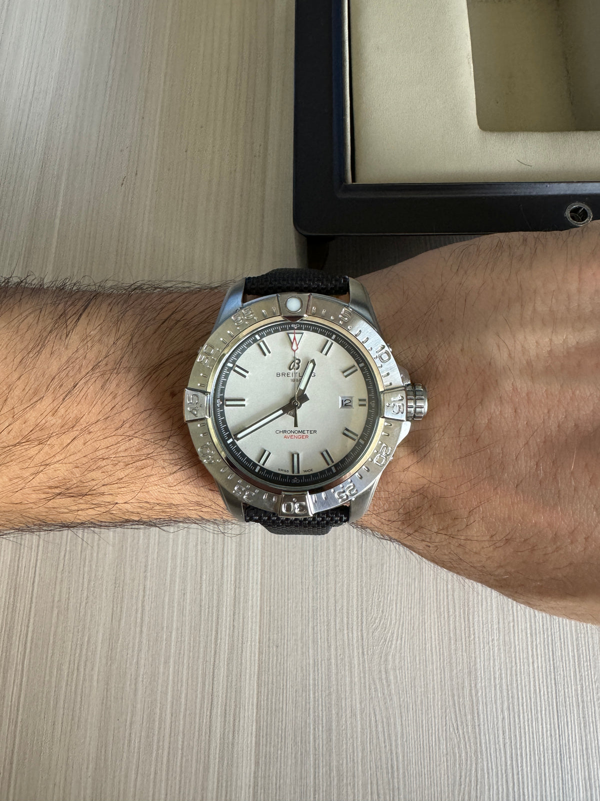 BREITLING AVENGER PRATA BRANCO NYLON 44MM