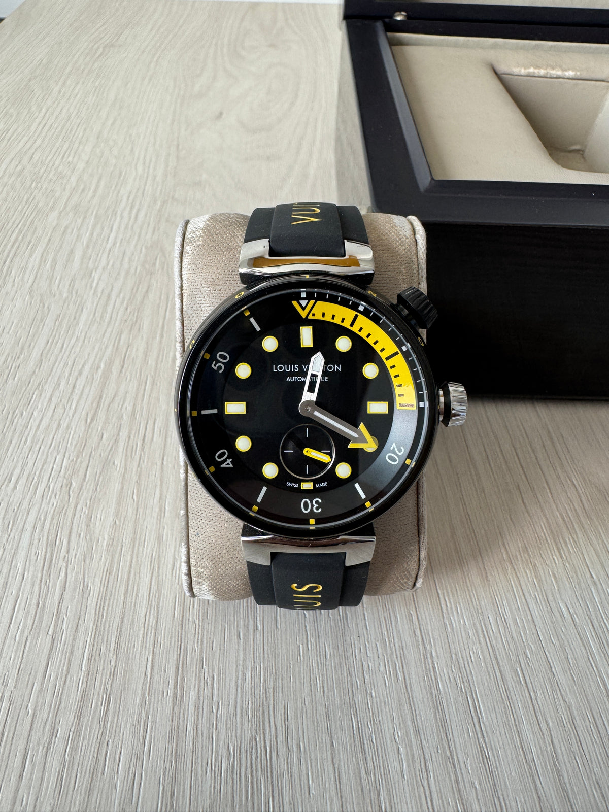 LOUIS VUITTON TAMBOUR PRETO AMARELO BORRACHA 41MM