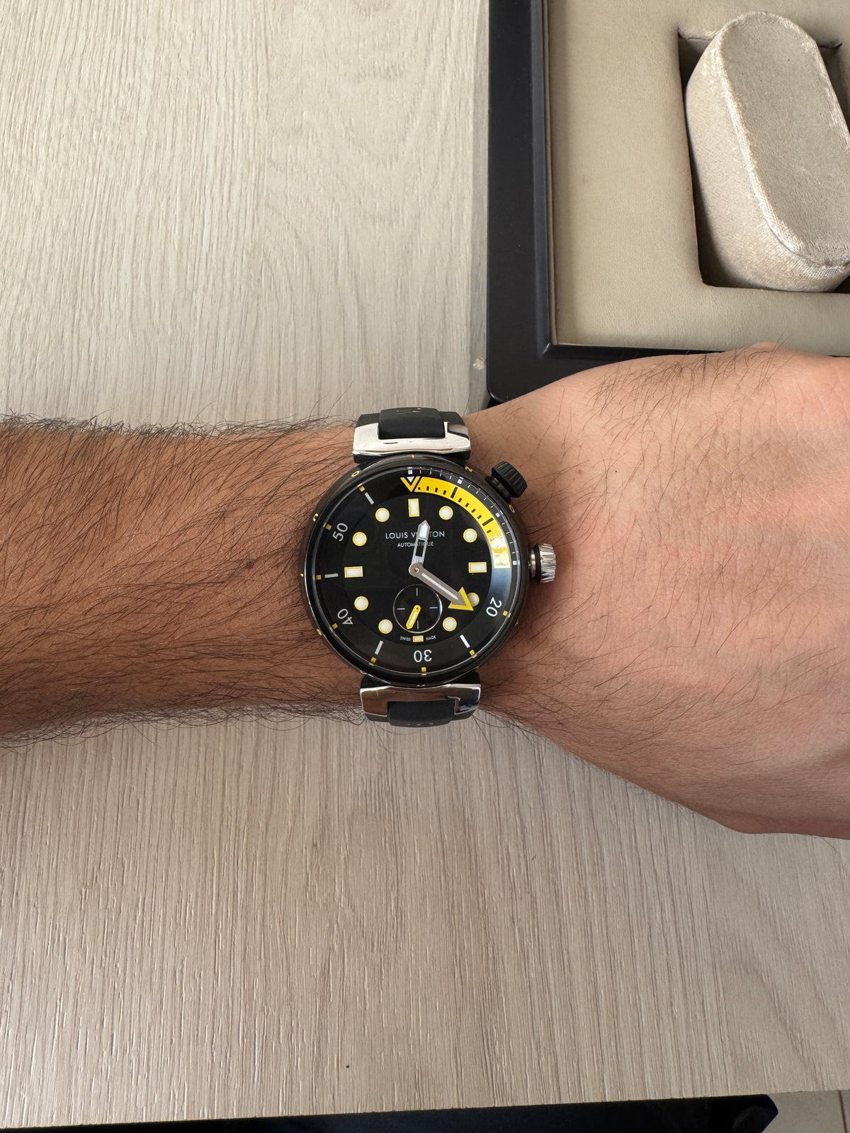 LOUIS VUITTON TAMBOUR PRETO AMARELO BORRACHA 41MM