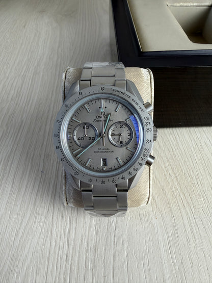 OMEGA SPEEDMASTER CINZA 44MM