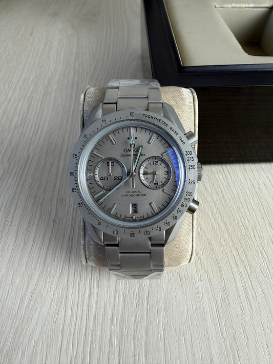 OMEGA SPEEDMASTER CINZA 44MM