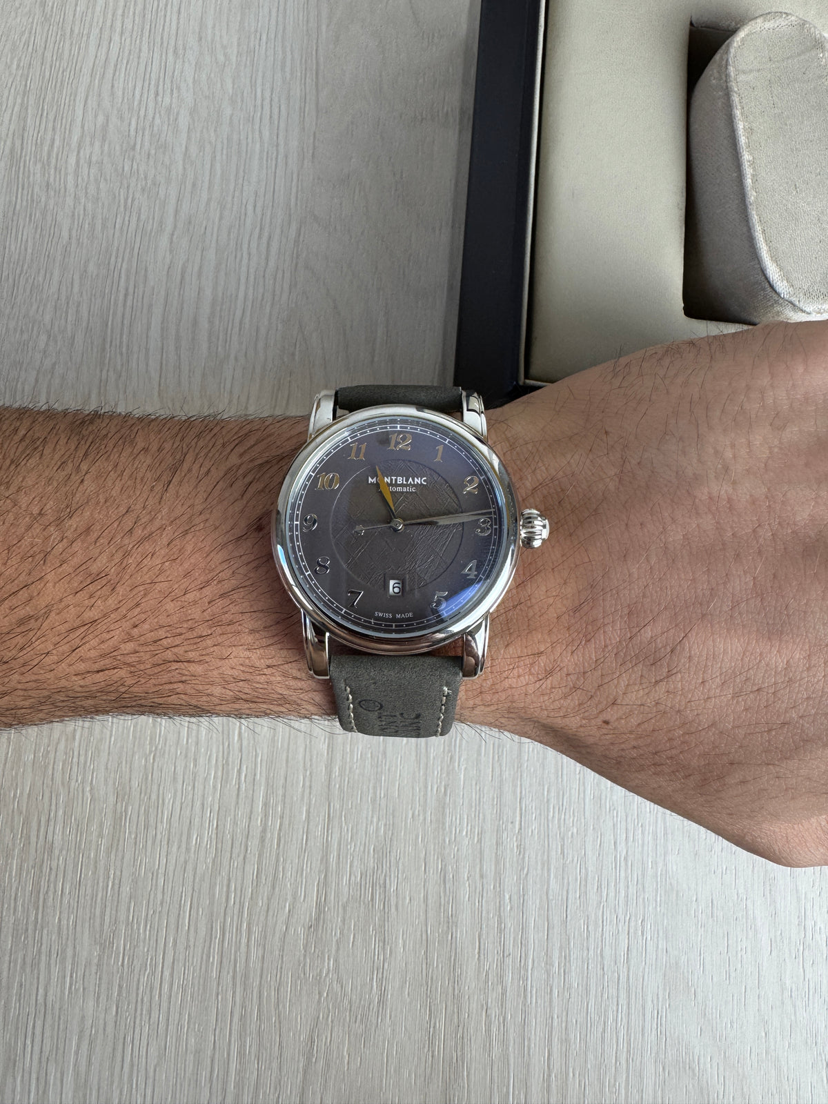 MONT BLANC PRATA CINZA COURO AUTOMÁTICO 42MM
