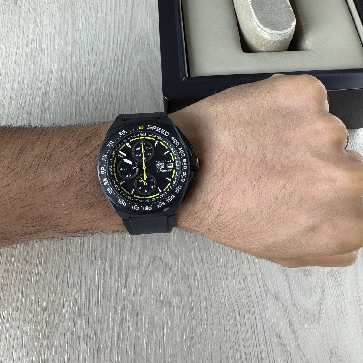 TAG HEUER F1 FORMULA 1 ORACLE RED BULL PRETO AMARELO 43MM