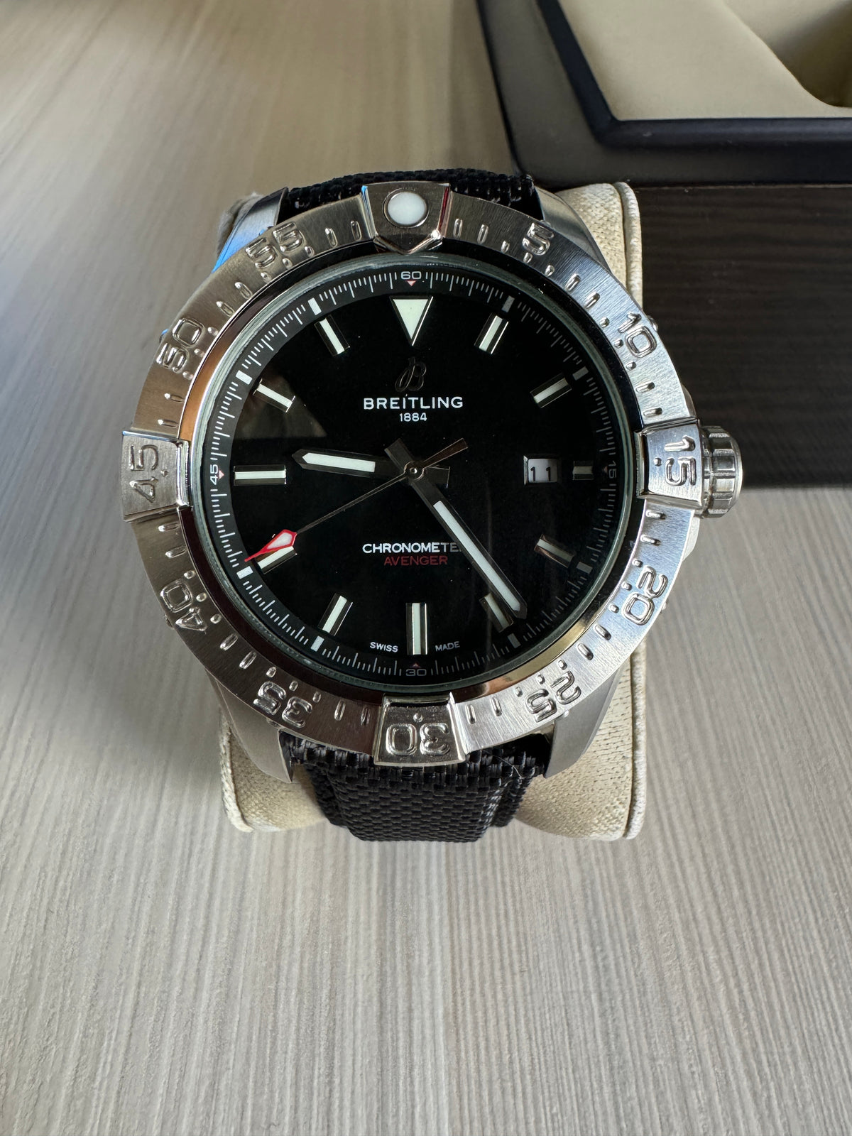 BREITLING AVENGER PRATA PRETO NYLON 44MM